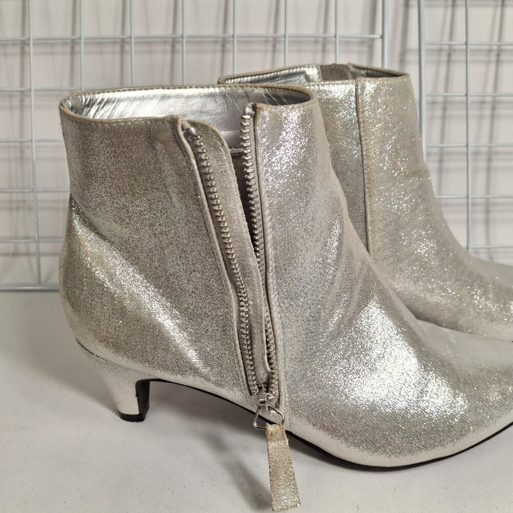 Silver Kitten Heel Pointed Toe Ankle Boot Bootie Metallic Glitter Sz 8 Zipper - Picture 5 of 14